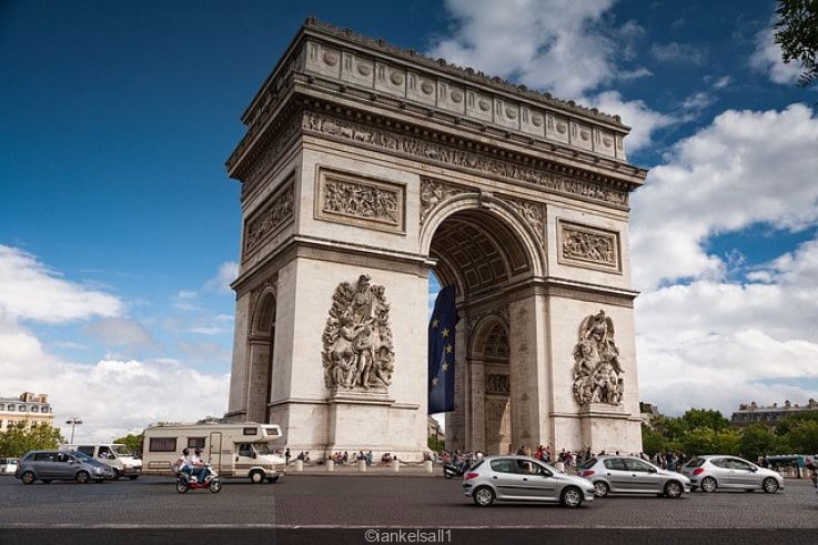 338420-larc-de-triomphe-une-vue-imprenable-aux-pieds-des-champs-elysees.jpg