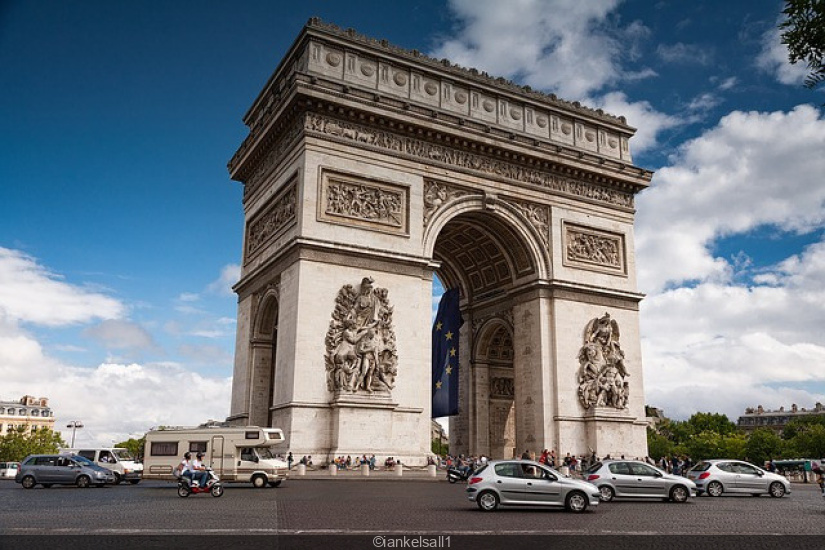 The Arc de Triomphe: an unobstructed view at the foot of the Champs