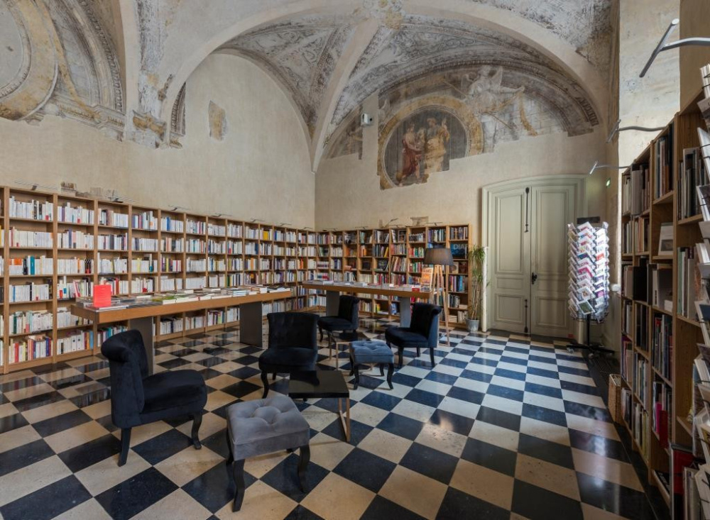 The bookstore of the Museum of Art and History of Judaism is open