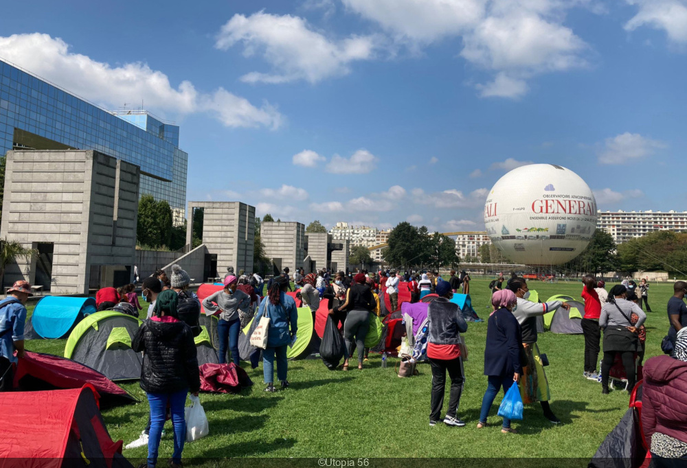 Paris Les Associations Denoncent Le Deplacement Force Des Migrants Du Parc Andre Citroen Sortiraparis Com