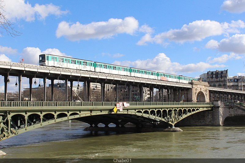 The Pont de Bir-Hakeim in Paris - Sortiraparis.com