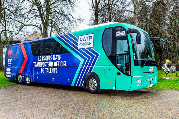 La RATP rhabille le bus du XV de France de rugby avec ses couleurs